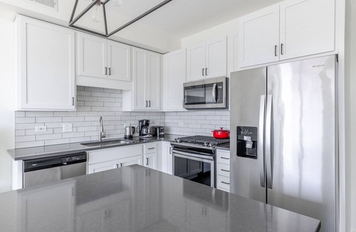 Elmhurst Wohnung | Blueground | Elmhurst, pool & gym, nr park