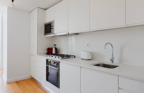Penha de Franca Wohnung | Blueground | Graça, move-in-ready home w/ kitchen