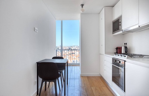 Penha de Franca Wohnung | Blueground | Graça, move-in-ready home w/ kitchen
