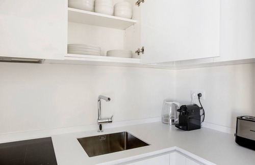 Alges Wohnung | Blueground | Oeiras, rooftop, fully furnished