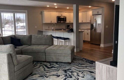 Cedarville Eigentumswohnung | Bluewater Hotel: New Condo in Downtown Cedarville Overlooking Cedarville Bay