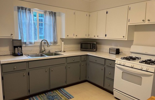 Harbor Springs Haus | Bluff Bliss. Walk the sidewalk to downtown Harbor Springs. FRESHLY renovated.