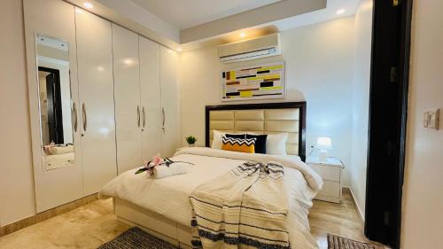 Greater Kailash Wohnung | BluO 3BHK - M Block Mkt-Balcony, Lift, Parking