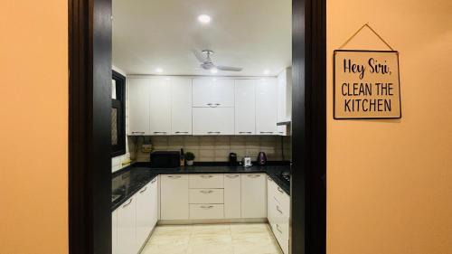 Greater Kailash Wohnung | BluO 3BHK - M Block Mkt-Balcony, Lift, Parking