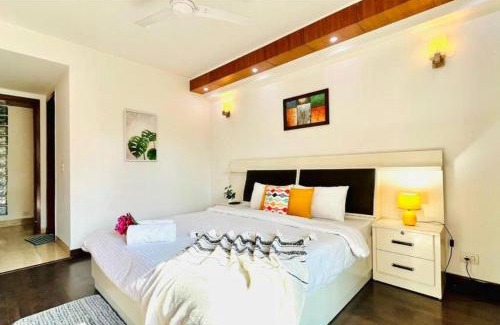 Greater Kailash Wohnung | BluO 3BHK M Block Mkt - Lift, Balcony, Parking