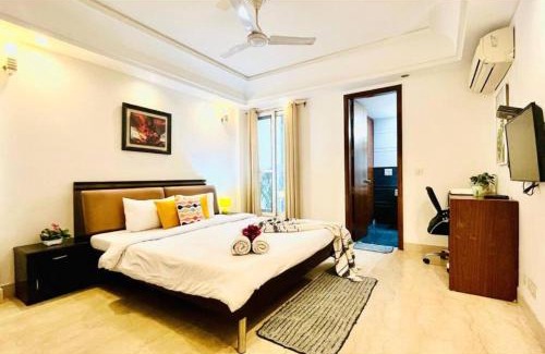 Greater Kailash Wohnung | BluO 3BHK M Block Mkt - Lift, Balcony, Parking