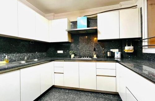 Greater Kailash Wohnung | BluO 3BHK M Block Mkt - Lift, Balcony, Parking