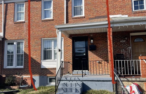 Dundalk Haus | B’more Restful. Comfortable Townhome -Easy access to everywhere