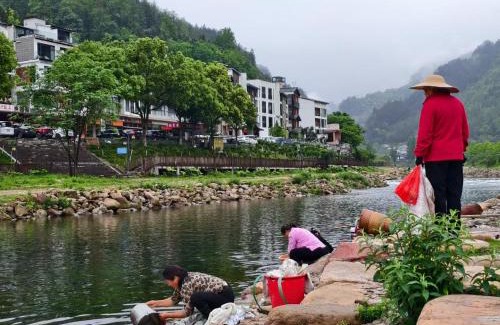 Wulingyuan Hotel | 铂曼智慧酒店-Near the east gate of the Forest Park, about a 10-minute walk-There is a beautiful small river at the entrance-offers free self-service laundry and Attraction Tickets Serivce in advance