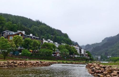 Wulingyuan Hotel | 铂曼智慧酒店-Near the east gate of the Forest Park, about a 10-minute walk-There is a beautiful small river at the entrance-offers free self-service laundry and Attraction Tickets Serivce in advance