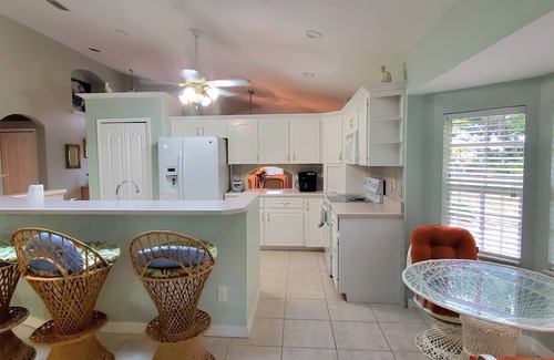Edgewater Haus | BOAT DOCK SPOT DOLPHIN/FISH Deals-Cozy house 3/2 , 5 mins to New Smyrna Beach..