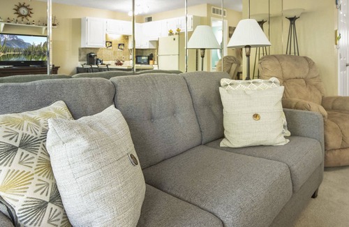 Lake of the Ozarks Eigentumswohnung | Boat Slip & Ramp- Trailer Parking- Lakefront Pool