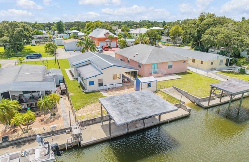 Water Front Park Haus | Boater and Fisherman's Paradise. Bring your boat, bring your dog, and enjoy!