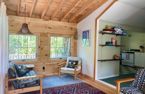 Lonelyville Haus | Bohemian Cottage - Steps from ocean and bay