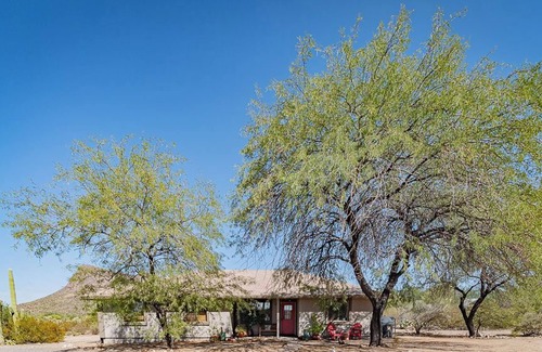 Picture Rocks Haus | Bohemian desert sanctuary with stunning views!