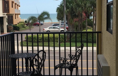 Redington Beach Wohnung | Boho Beach Getaway mit Pool-Clearwater / St. Pete Beach-3 min. zu Fuß zum Strand