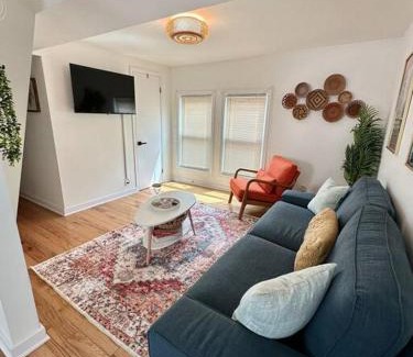 Logan Square Wohnung | Boho Bliss - 1Br, 1Bath w/Patio!