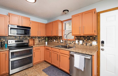 Rountree Haus | Boho BnB ~ Walk to Cherry/Pickwick & MSU