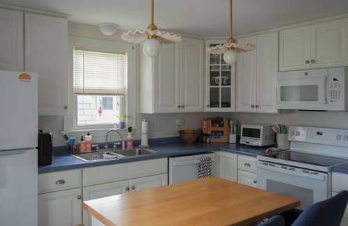 South Portland Haus | Boho bungalow with designer touches 10 minutes to beaches and downtown Portland