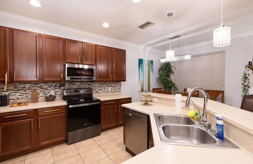 Westminister Haus | Boho Gator Lux 2 Ft. Myers