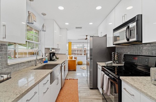 Largo Haus | Boho Heated Pool House w/Gym <20min to Beaches!