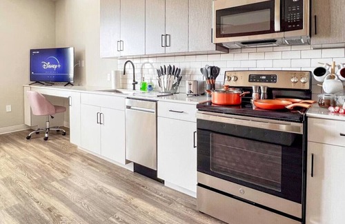 Boise Wohnung | Boho-Luxe Studio | Pink Accents + Mountain Calm