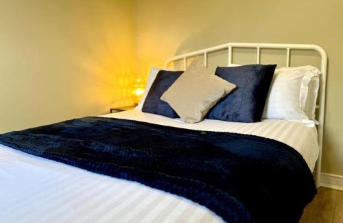 Southampton City Centre Haus | Boho Modern Entire House in Southampton - Sleeps 13 - 5 Bedrooms - 7 Beds - Overlooking the original city walls -walking Distance to the city centre & Cruise Terminals - Private garage