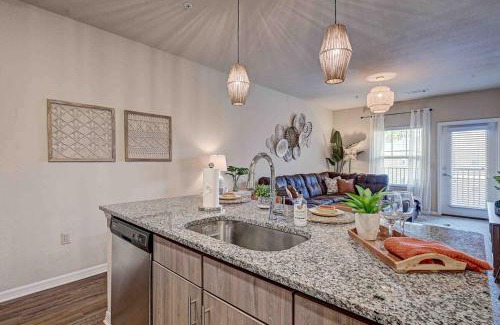 Northside Wohnung | Boho Oasis w KING Bed w POOL Nr AIRPTShoppingDWTN