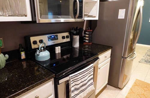 Rehoboth Beach Eigentumswohnung | Boho Rehoboth condo-2bd/3.6mi to Beebe/.5mi outlets/walk to coffee!