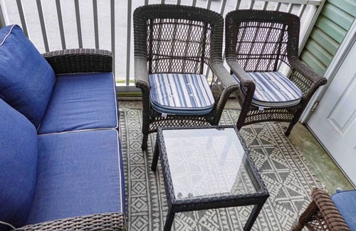 Rehoboth Beach Eigentumswohnung | Boho Rehoboth condo-2bd/3.6mi to Beebe/.5mi outlets/walk to coffee!