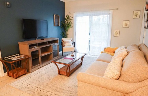 Rehoboth Beach Eigentumswohnung | Boho Rehoboth condo-2bd/3.6mi to Beebe/.5mi outlets/walk to coffee!