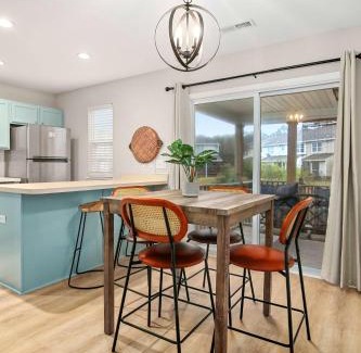 Charleston Haus | Boho SoCo- 8 mins to Credit One 20 mins to DTWN