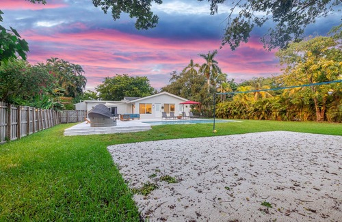 El Portal Villa | Boho Villa 4BR Villa With Canal View Sand VB CT