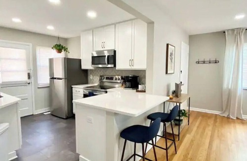 Grandview Heights Wohnung | Bold & Beautiful Flat - Unmatched location!