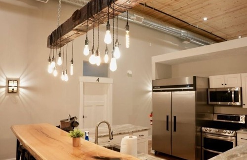 Willoughby Hills Wohnung | Book The Entire Carriage House Inn for your party of up to 40 people!