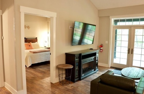 Willoughby Hills Wohnung | Book The Entire Carriage House Inn for your party of up to 40 people!