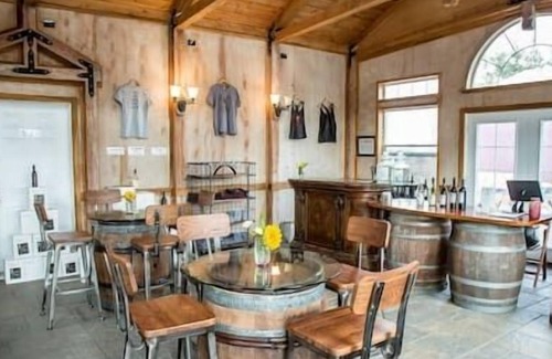 Medford Wohnung | BookStayHop - Raven and Wine - Pool - Hot Tub