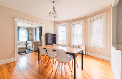 Revere Wohnung | Boston 3BD-Walk to Train station-Beach-Near Airport