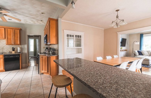 Revere Wohnung | Boston 4BD-5 min walk to Train&Beach/10min-Airport-Free Parking