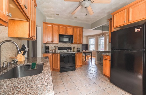 Revere Wohnung | Boston 4BD-5 min walk to Train&Beach/10min-Airport-Free Parking