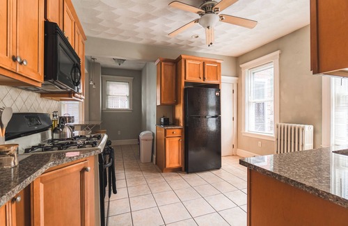 Revere Wohnung | Boston 4BD-5 min walk to Train&Beach/10min-Airport-Free Parking