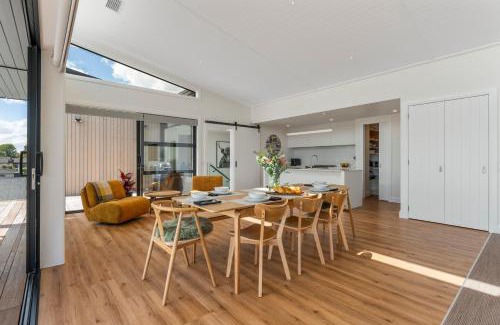 Waipahihi Haus | Botanical Oasis - Taupo