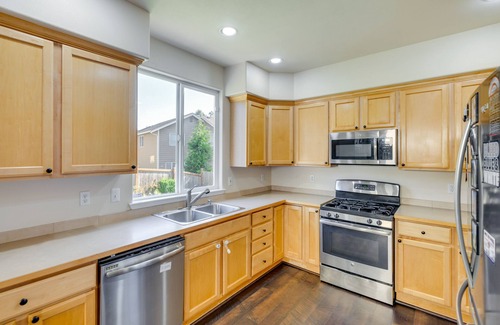 North Creek Haus | Bothell Retreat: Home Gym, Fireplace & More!