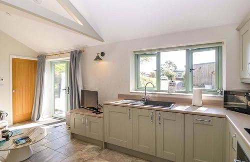 St. Brides Netherwent Hütte | BOTTOM LODGE, pet friendly, with hot tub in Penhow