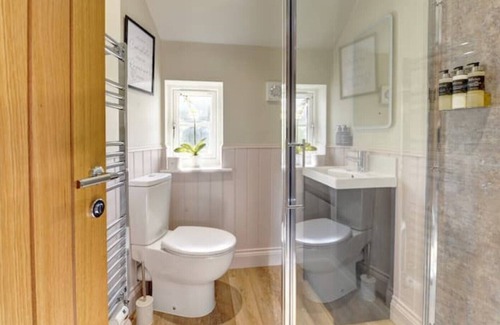 Henley-in-Arden Haus | Boutique bedroom within guesthouse