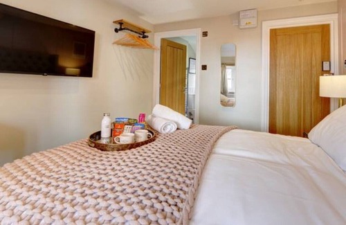 Henley-in-Arden Haus | Boutique bedroom within guesthouse