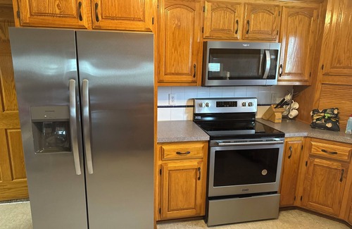 Lee's Summit Haus | Boutique Cottage Home auf Gated Estate 3 bd 2 ba Getaway mit WLAN-Kabel aktualisiert