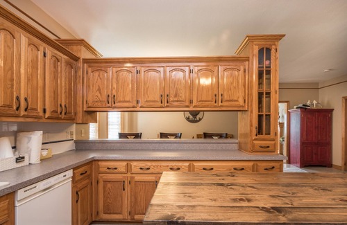 Lee's Summit Haus | Boutique Cottage Home auf Gated Estate 3 bd 2 ba Getaway mit WLAN-Kabel aktualisiert