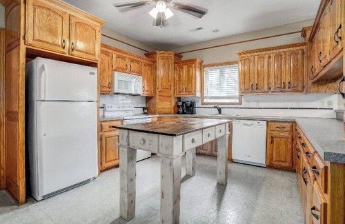 Lee's Summit Haus | Boutique Cottage Home auf Gated Estate 3 bd 2 ba Getaway mit WLAN-Kabel aktualisiert