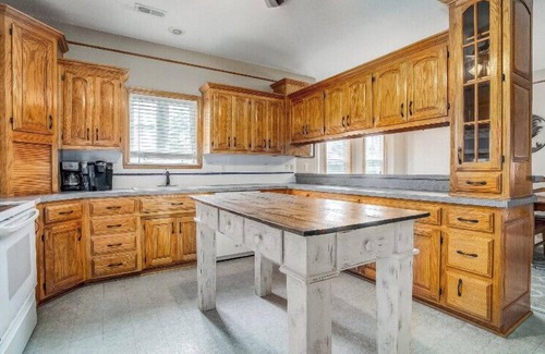 Lee's Summit Haus | Boutique Cottage Home auf Gated Estate 3 bd 2 ba Getaway mit WLAN-Kabel aktualisiert